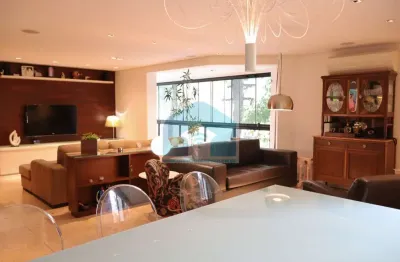 Moema impecaval com quatro dormitórios e duas suites