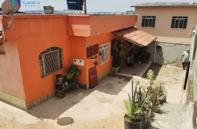 Classe a imóveis apresenta: casa ampla e bem localizada no bairro califórnia