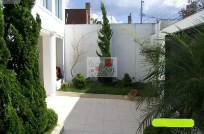 Sobrado bem localizado, próximo a padaria e outros comércios.