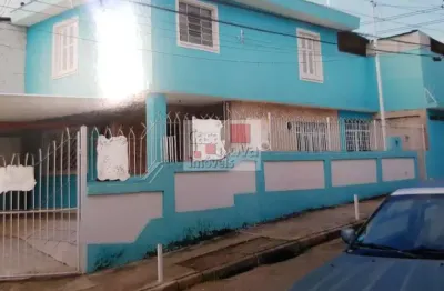 Amplo sobrado em rua tranquila,próximo a avenidas,escola e comercio.