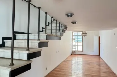 Já imaginou viver em uma cobertura duplex no coração de copacabana?