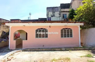 Terreno espaçoso com casa e quitinetes já construídas