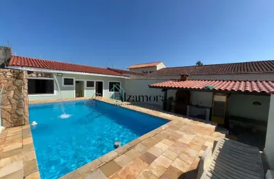 Casa com edícula e 3 dormitórios com piscina 150 metros da praia em itanhaém- sp