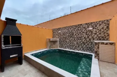 Casa em condomínio com piscina e churrasqueira em cada casa.