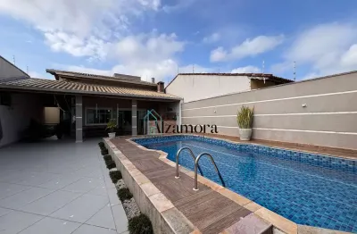 Casa com piscina a venda, perto da praia em itanhaém.