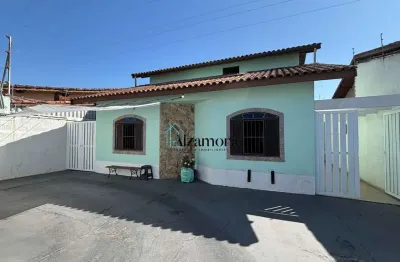 Casa a 500 metros da praia, 3 dormitórios e piscina!