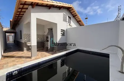 Casa com piscina a venda em itanhaém, excelente localização perto da praia.