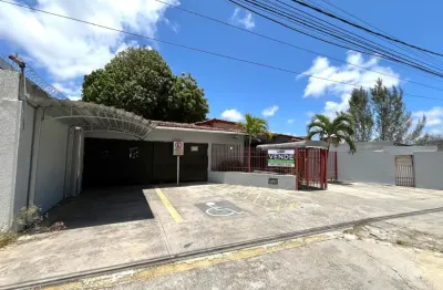 Casa com amplo espaço interno e ótima localização em capim macio