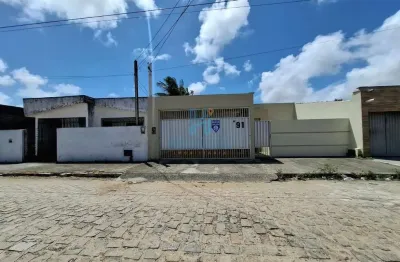 Casa com 3 quartos para alugar na rua general cauto magalhaes, 91, pitimbu, natal por r$ 1.700