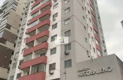 Lindo apartamento semi mobiliado de 02 quartos com garagem em excelente localização.