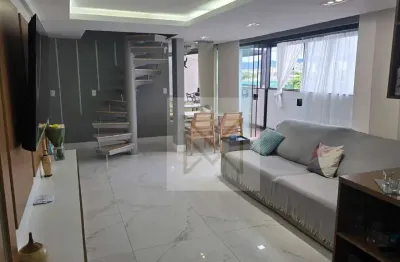 Vendo maravilhosa cobertura com 3 suítes, 5 banheiros, 2 vagas de garagem, piscina e churrasqueira.