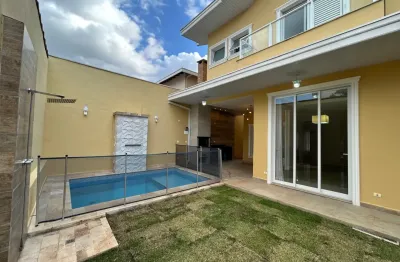 Conforto e sofisticação em cada detalhe: casa em condomínio com piscina e design atemporal