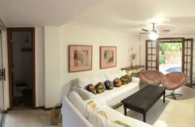 Praia do forte - casa em condominio fechado, com 03 suites, metragem total 312m2.