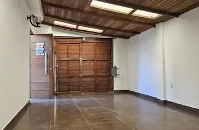 Ótima casa  no centro, com 2 dormitórios  e garagem