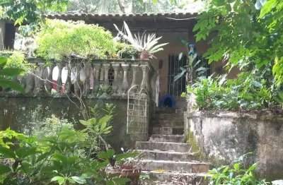 D31-caramujo-niteró-florália - 3 casas 350m² sendo 4qts/ste,2qts/ste,1qto/ste, quintal rua principal