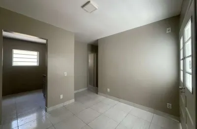 Apartamento com 2 quartos para alugar na rua barão do amazonas, 585, petrópolis, porto alegre por r$ 1.950