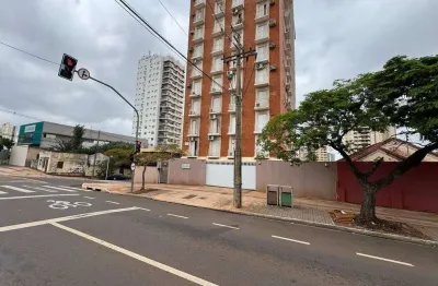 Apartamento central com três quartos sendo um suíte.