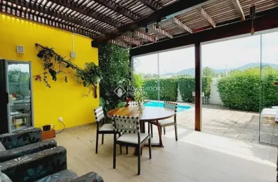 Casa com 3 quartos à venda na rua marinas do campeche, 228, campeche, florianópolis, 317 m2 por r$ 2.500.000