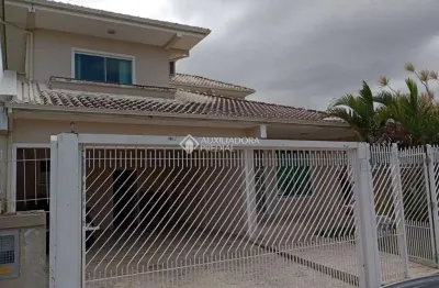 Casa com 4 quartos à venda na rua ipê rosa, 601, carianos, florianópolis, 256 m2 por r$ 1.150.000