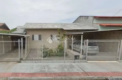 Casa com 4 quartos à venda na rua josé cherem, 382, carianos, florianópolis, 190 m2 por r$ 969.000
