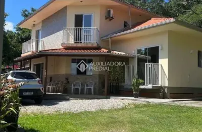 Casa com 4 quartos à venda na servidão miramar, 91, ribeirão da ilha, florianópolis, 150 m2 por r$ 975.000