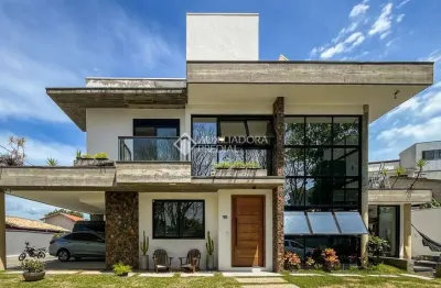 Casa em condomínio fechado com 4 quartos à venda na rua do gramal, 1491, campeche, florianópolis, 275 m2 por r$ 3.770.000