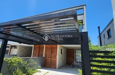 Casa com 3 quartos à venda na travessa iracema das chagas pires, 157, campeche, florianópolis, 128 m2 por r$ 1.900.000