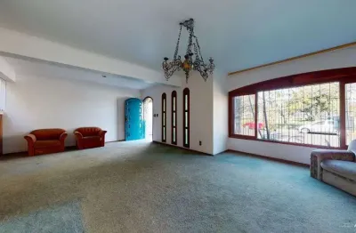 Vendo casa na rua pedro werlang, casa com quatro dormitórios.