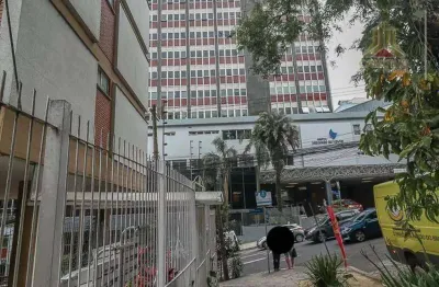 Vendo apartamento de último andar em frente ao hospital moinhos de vento em porto alegre