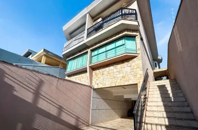 Agradável sobrado para venda em parque são domingos com 3 quartos, sendo 2 suítes, 217m²