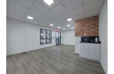 Sala comercial de 38,50 m² para venda, totalmente acabada, otima localização, piso laminado, ar condicionado e sacada.