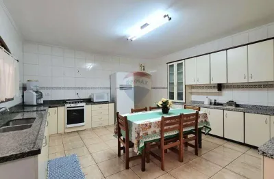 Casa térrea 127m²  - 3 quartos, suíte, quintal, 3 vagas, churrasqueira
