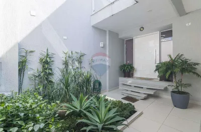 Belíssima casa de 186 m², ótima localização. living amplo com 3 ambientes, 2 suítes, espaço gourmet com churrasqueira, 2 vagas de garagem