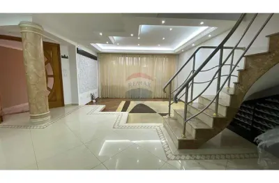 Sobrado elegante para locação, com jardim, varanda e 4 vagas na vila alpina