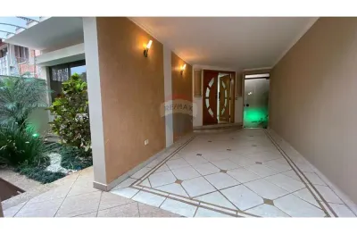 Sobrado elegante para locação, com jardim, varanda e 4 vagas na Vila Alpina