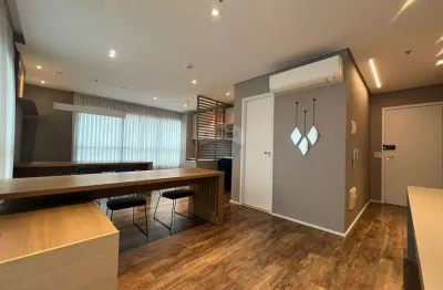 Sala comercial de 38,50 m² pronta para locação, com otima localização, mobiliada, piso laminado, ar condicionado e sacada.