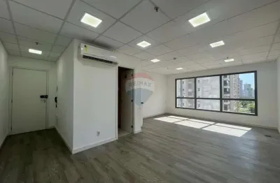 Sala comercial de 38,50 m² pronta para locação, com otima localização, piso laminado, ar condicionado e sacada.