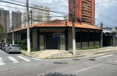 Casa comercial com dois amplos salões, cozinha industrial, bar, com 704 m² de área construida com localização provolegiada no bairro JARDIM.