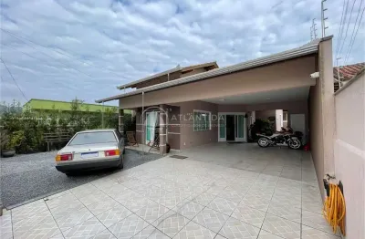Casa térrea 3 dormitórios e piscina - areias - camboriú!