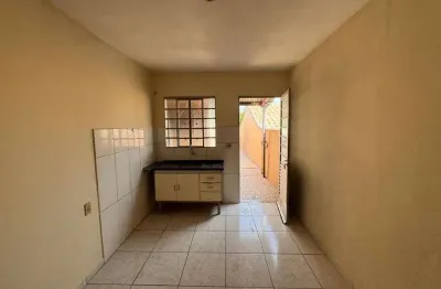 Casa de fundo para locação - espaço de garagem para moto - conjunto habitacional parque itajaí, cam