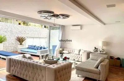 Lindo sobrado à venda com 450m², 3 suítes com closet, sala de tv e 4 vagas de garagem no pacaembu,