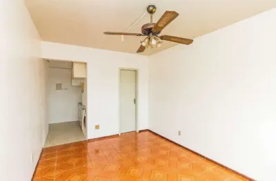 Apartamento com 1 quarto para alugar na rua coronel genuino, 342, centro histórico, porto alegre por r$ 990