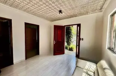 Casa com 3 quartos para alugar na Avenida Alberto Pasqualini, 418, Jardim Itu Sabará, Porto Alegre por R$ 2.200
