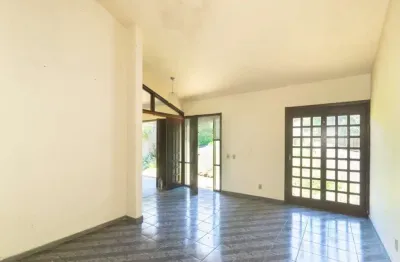 Casa em condomínio fechado com 4 quartos para alugar na Rua da Gruta, 60, Cascata, Porto Alegre por R$ 3.500