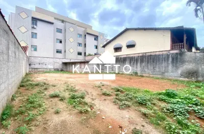 Terreno plano, murado, 310 m2 na primeira quadra do quintas das avenidas