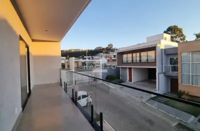 Casa Duplex  3 quartos sendo uma suite em condominio fechado.