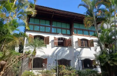 Casa triplex no alto dos passos com área gourmet e piscina. linda casa