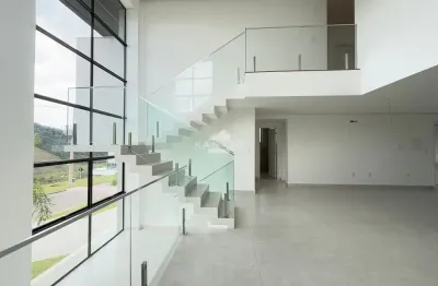 Casa Lindíssima Alphaville Novinha com três suítes e piscina, condomínio clube completo e portaria 24 horas