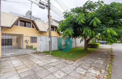 Casa totalmente averbada com suite no térreo e quintal espaçoso!