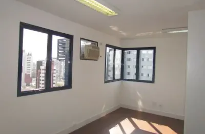 Excelente sala comercial na região da saúde para locação.